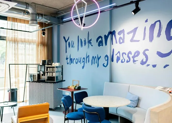 The Social Hub Extended * دلفت